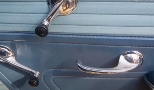 Ръчното отваряне на прозорците на колите е в миналото, но дори и в сега произведени коли има модели, на които задните прозорци не са автоматични. За да се пестят разходи. Електрическите стъкла са налични в луксозни автомобили като Cadillac още през 50-те години на миналия век, но са била скъпа екстра.